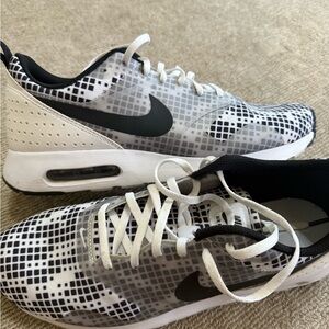 Nike Air Max Tavas Black and White Patterned Sneakers good condition size 10